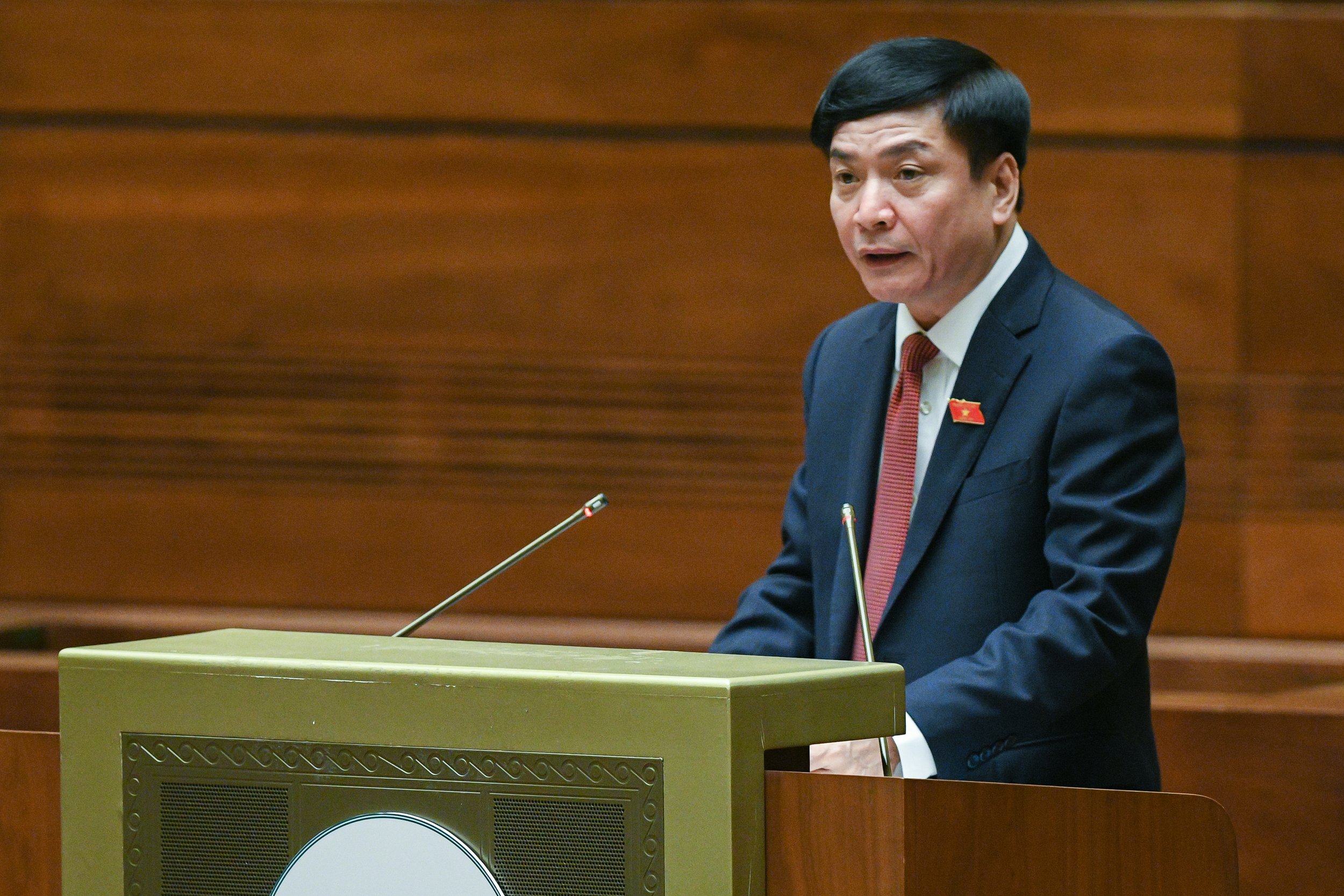 Tổng Thư ký, Chủ nhiệm Văn phòng Quốc hội Bùi Văn Cường trình bày báo cáo giải trình (Ảnh: Quochoi.vn).